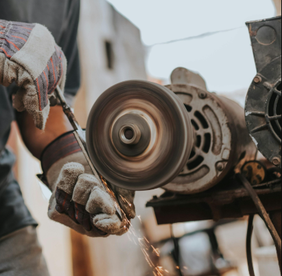 خدمات حدادة في قطر | تصنيع وصيانة حديد احترافية - تطبيق عامل تكنولوجي