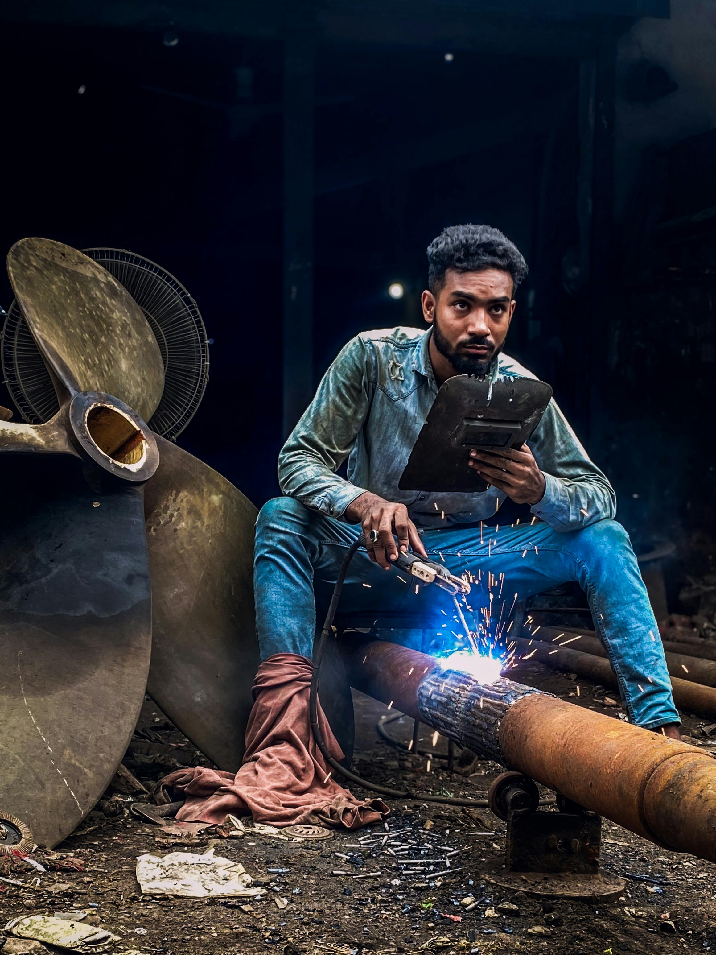 حداد ممتاز في قطر | تفصيل وصيانة بوابات ومظلات | تطبيق عامل تكنولوجي